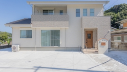 ご夫婦のこだわりが詰まった、お子さまと遊べる開放的な住まい