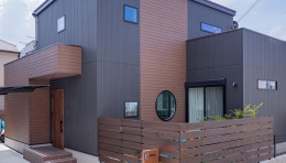 ご夫婦のこだわりが詰まった、お子さまと遊べる開放的な住まい