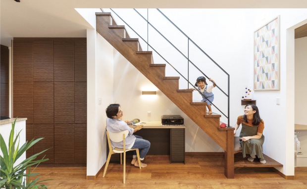リビング 株式会社桝田工務店の施工事例 リビング階段と収納に優れたオーダー家具がかわいいお家