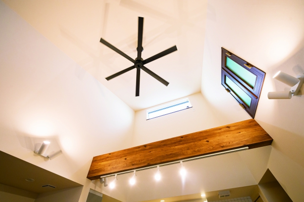 採光窓 株式会社アイ工務店の施工事例 光と風を取り入れる勾配天井の平屋スタイル
