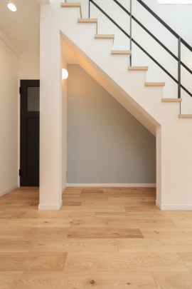 階段下の空間を作ることによってリビングの広がりを感じやすく、
お気に入り家具のレイアウトもおしゃれに
（施工例）