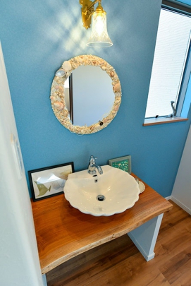 シェル上の洗面ボウルに貝殻をあしらった鏡がマリン風でかわいい2階手洗い場（施工事例）