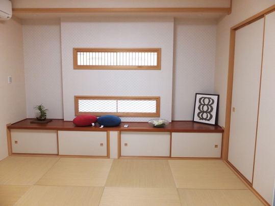 【参考プラン例/和室】琉球畳を使ったモダンな和室。スリット窓は横長タイプ、ベンチ代わりになる収納も便利です。