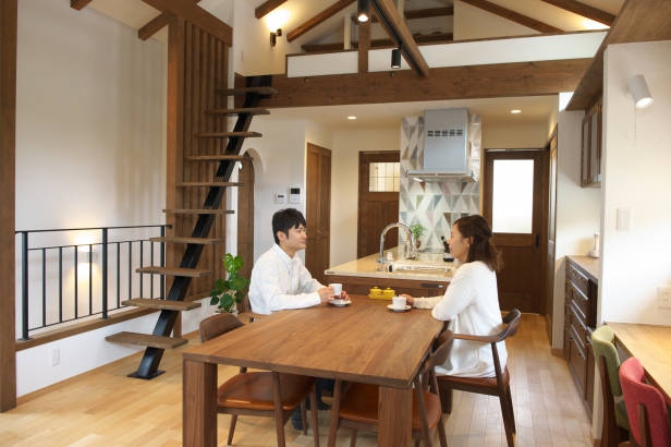ウォルナットのテーブルがステキ 株式会社藤田建設工業の施工事例 好きな家具と暮らす