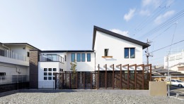 ご夫婦のこだわりが詰まった、お子さまと遊べる開放的な住まい